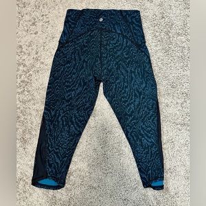 Lululemon perfect condition black and blue crops size 6
